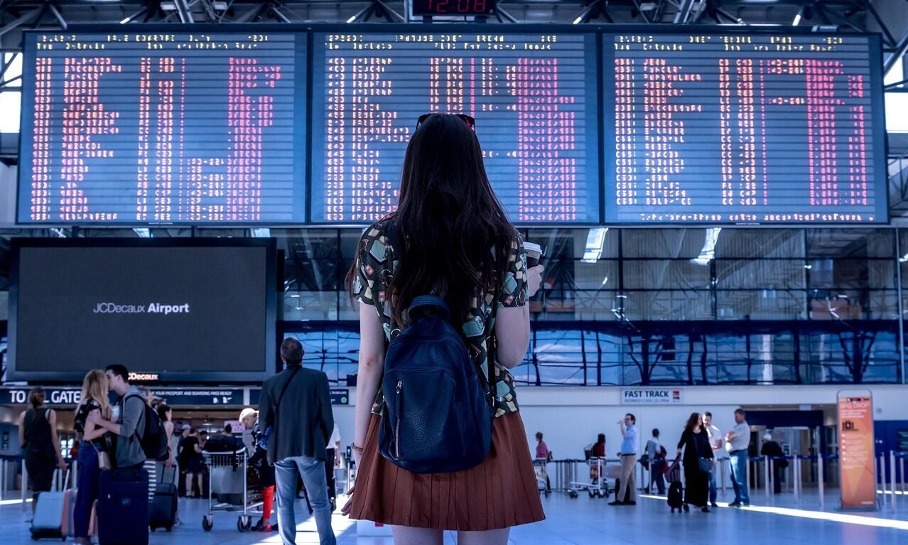 airport, woman, flight-2373727.jpg